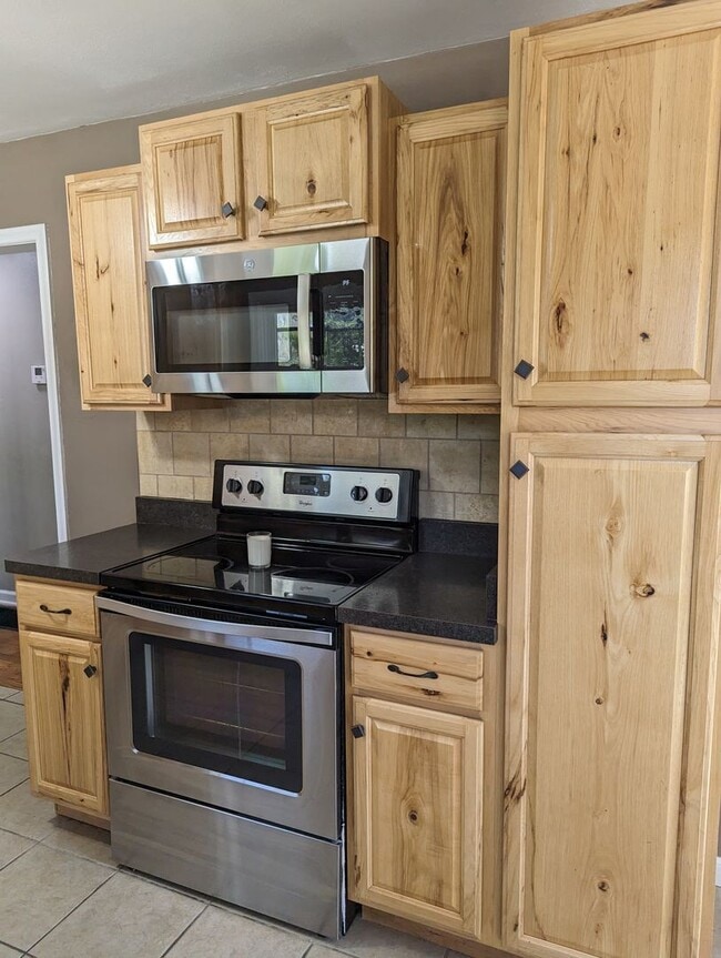 Building Photo - AVAILABLE NOW! - 2 Bedroom / 1 Bath Home in Great Beavercreek Neighborhood!