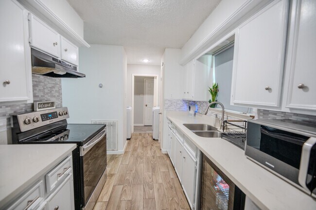 Building Photo - 4606 Meadowood Dr