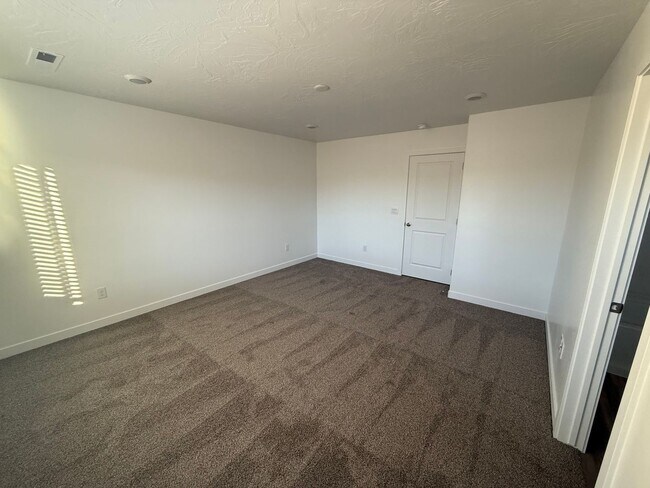 Building Photo - Includes internet - Pool/Pickle Ball +++