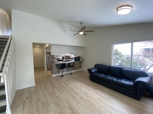 Building Photo - Well maintained 2 bed, 1.5 Bath Townhouse in West Anchorage!