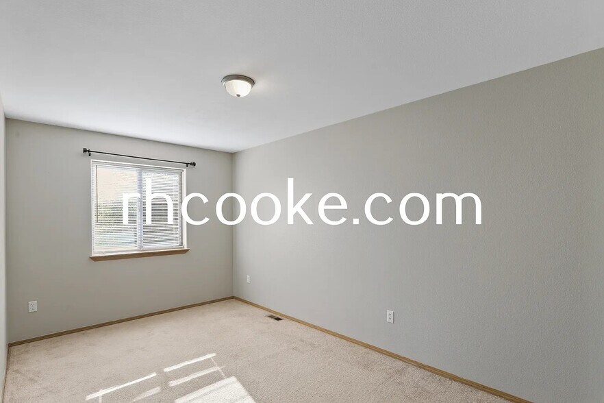 Building Photo - 312 S Blake Rd