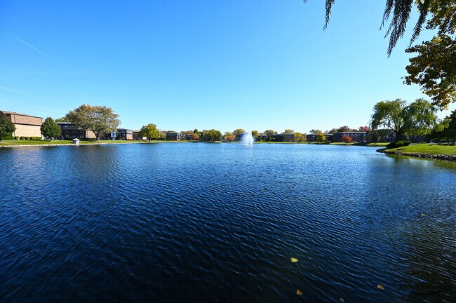 Building Photo - 9360 Bay Colony Dr