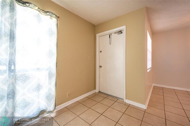 Building Photo - 930 Mandarin Isle