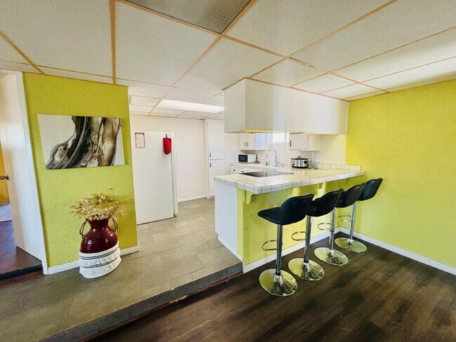 Building Photo - 4 bedrooms, 2 kitchens, 2.5 bathrooms, lau...