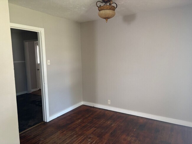 Building Photo - 3/1.5 in Quiet Neighborhood Near Fairview ...