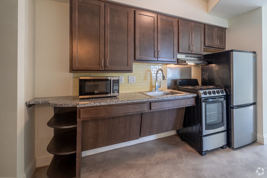 1BR, 1BA - 476SF - Kitchen - CATHEDRAL TOWER APARTMENTS