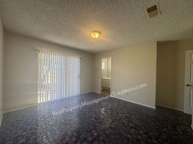Building Photo - Large Lot 4 + 2 in Lake Los Angeles