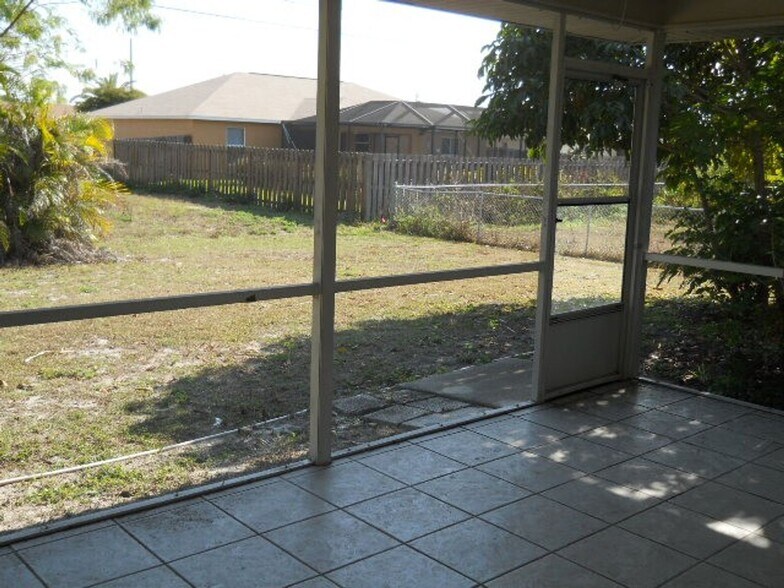 Building Photo - 3/2 Home with Garage Available NOW