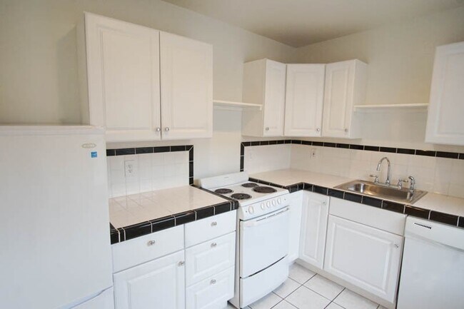 Building Photo - Charming 1-bedroom Courtyard Apartment in Ideal Location!