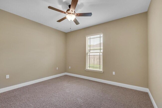 Building Photo - Charming, Pet-Friendly 4-Bedroom Oasis in Fort Walton Beach – Lawn Service Included!