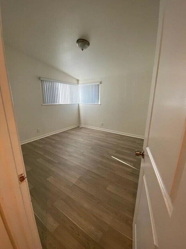 Building Photo - Central costa Mesa 5 bdrm home