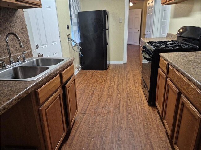 Building Photo - 1526 Spain St