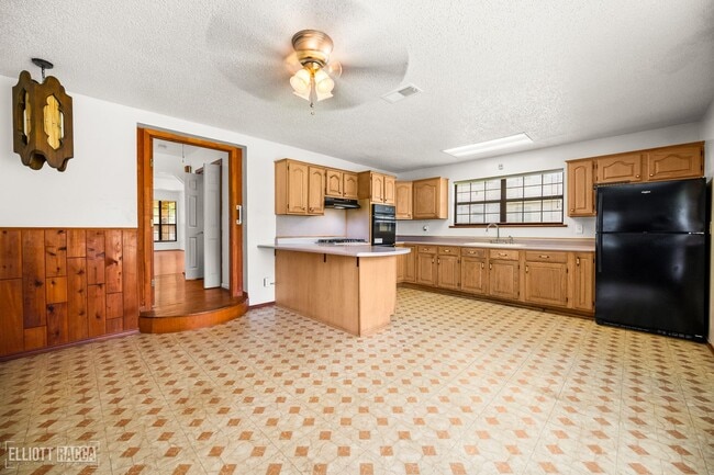 Building Photo - Check Out this 2 bed 1 bath in Alexandria