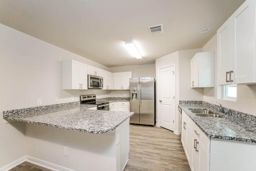 Building Photo - 15815 Del Norte Dr