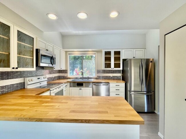 Building Photo - 2 bedroom in Kirkland WA 98034