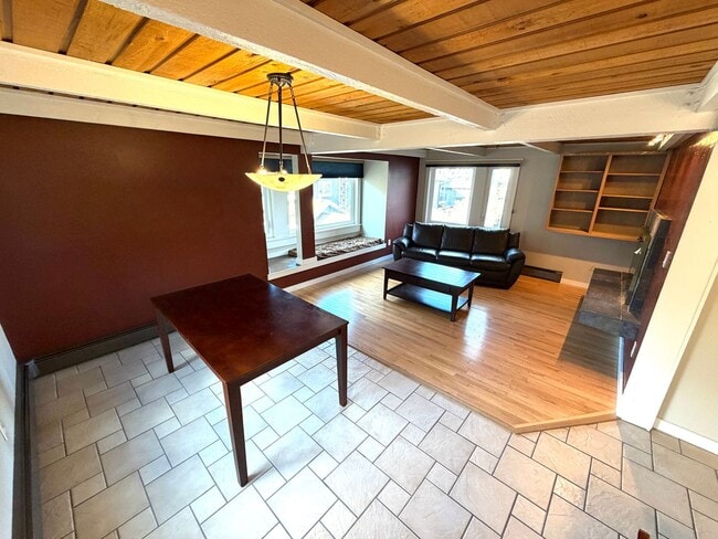 Building Photo - Stunning 2 Bed 1 Bath Condo Close to Downt...
