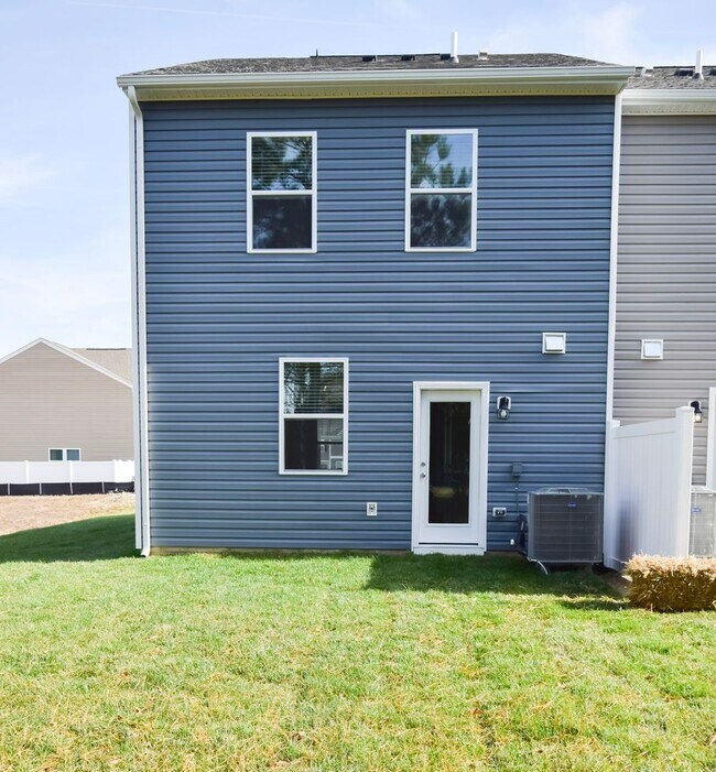 Building Photo - Stunning Brand New End Townhome