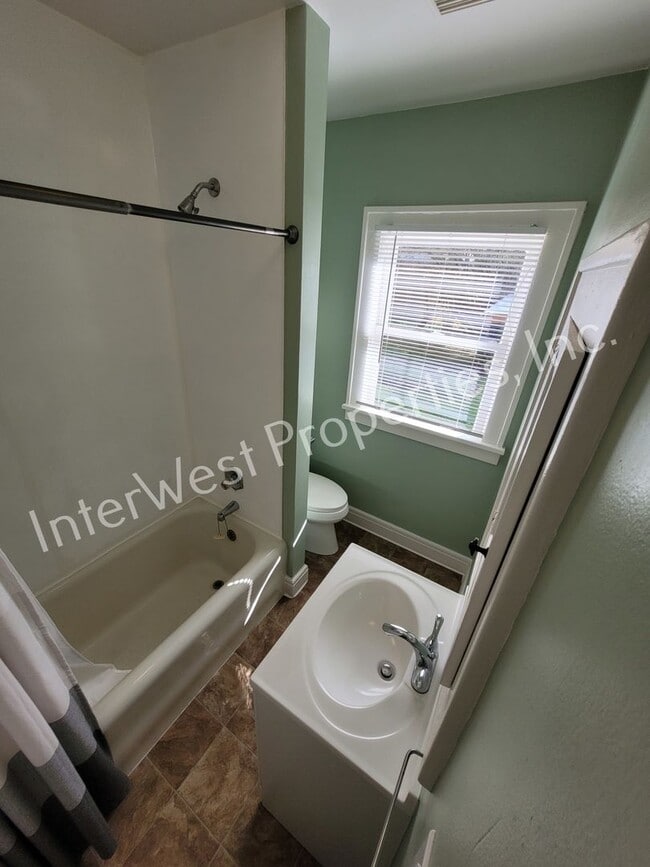 Building Photo - ADORABLE 2 BEDROOM HOUSE IN NORTH PORTLAND WITH LARGE BACK YARD & 2 CAR GARAGE!