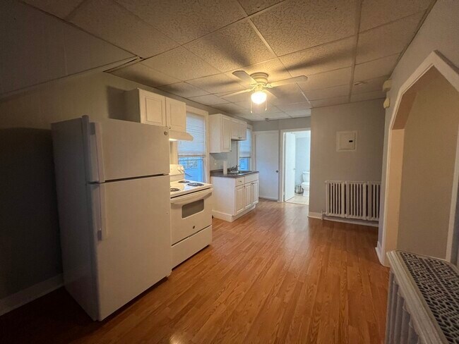 Building Photo - 552 Maple St