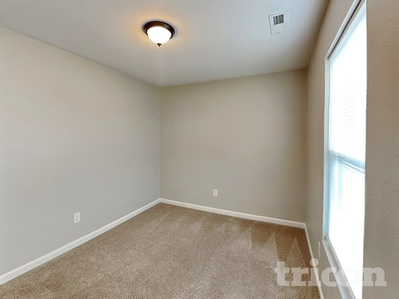 Building Photo - 947 Littleton Dr