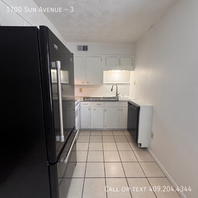 Building Photo - 1700 Sun Ave