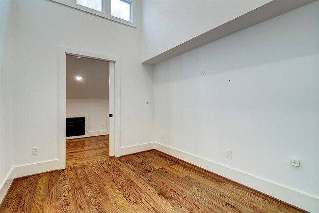 Building Photo - 1733 Vassar St