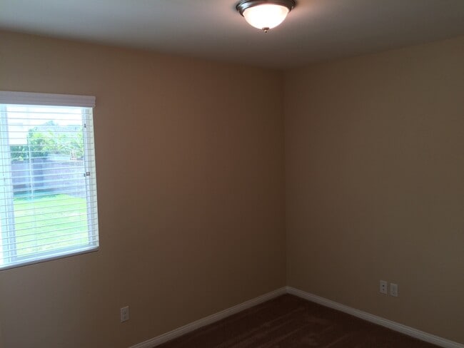Building Photo - TWO BEDROOM LAKEWOOD HOME AVAILABLE FOR YOU--CALL US TODAY!