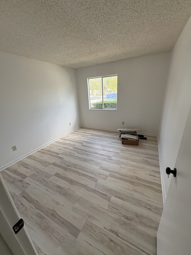 Building Photo - 593 Fairways Cir