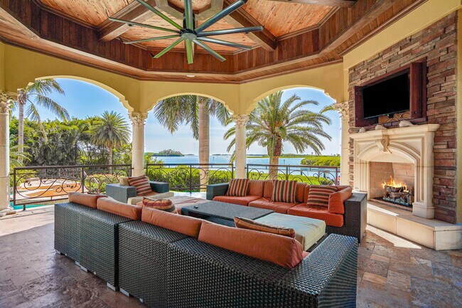 Building Photo - 1363 Oceanview Dr