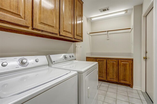 Building Photo - 410 Rolling Green Dr