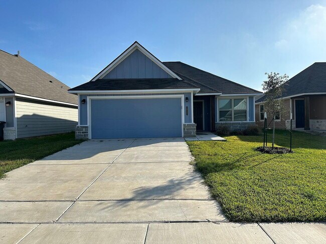 Building Photo - 3 Bedroom 2 bath and flex room and 2 car garage