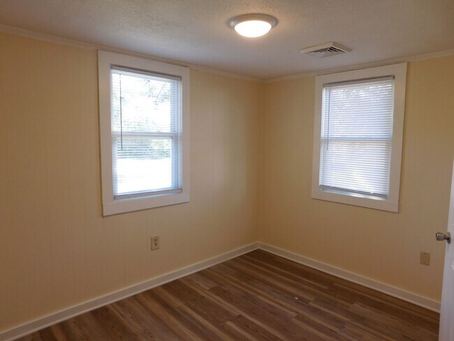 Building Photo - 423 Bouy St