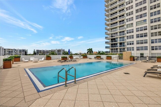Building Photo - 2751 S Ocean Dr