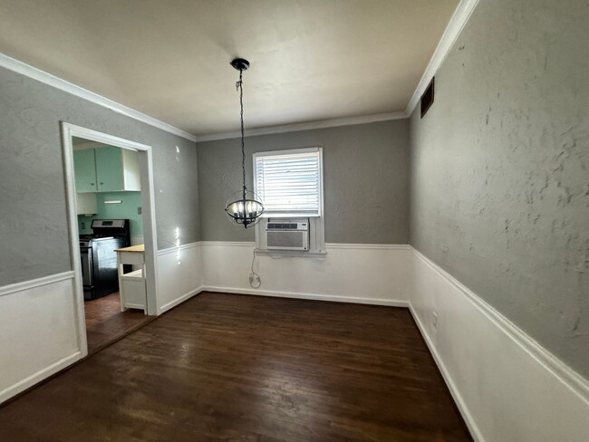 Building Photo - Adorable two bedroom one bathroom home loc...