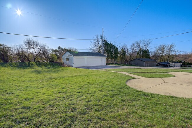 Building Photo - 2421 Saratoga Rd