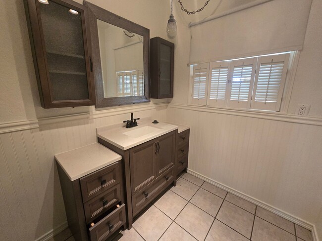 Building Photo - Large 3 BRs 1 Ba or extra living room, All...