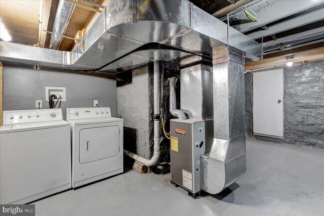 Building Photo - 2847 Lake Ave