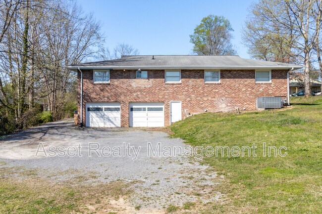 Building Photo - 4802 Inskip Rd
