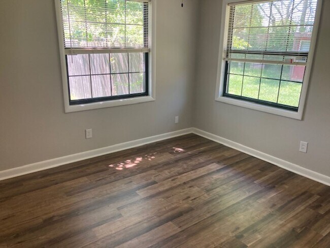 Building Photo - COMING SOON  3BR/21.5BA-1500 SF - Fenced yard