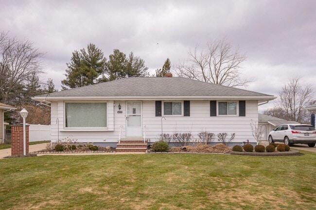 Building Photo - # Bedroom/2 Bath Single family!  Brook Park! Finished Basement