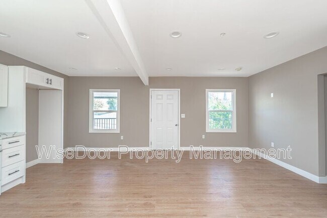Building Photo - 1510 N Durant St
