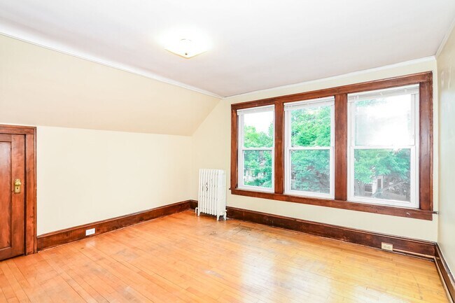 Building Photo - 509 6th St SE