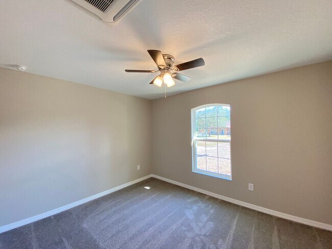 Building Photo - Desirable SW Ocala Neighborhood- 3/2/2 **WON"T LAST**