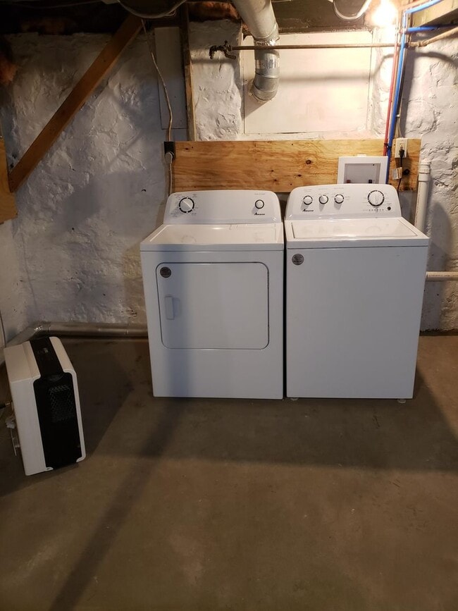 Building Photo - 3 Bed 1 Bath in Tomah, WI