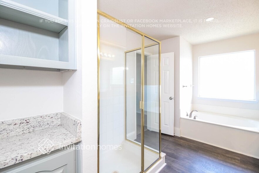 Building Photo - 3933 Pinetree Dr