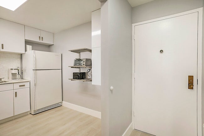 Building Photo - 2121 N Ocean Blvd