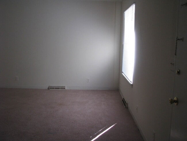 Building Photo - One Bedroom Available at Arlington Court