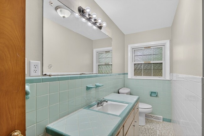 Building Photo - 316 Morningside Dr SW