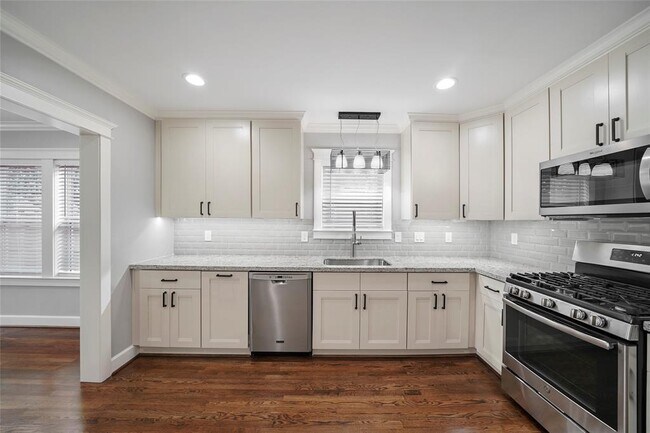 Building Photo - 813 Woodard St