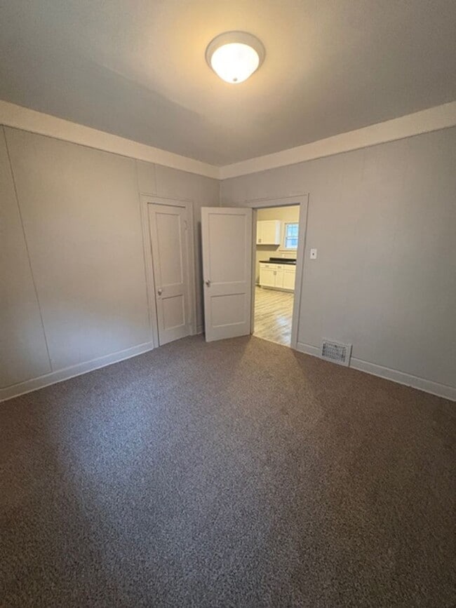 Building Photo - 3304 Kratzville Rd